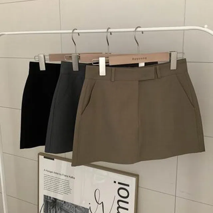 Базовая мини-юбка для осени в лаконичном стиле