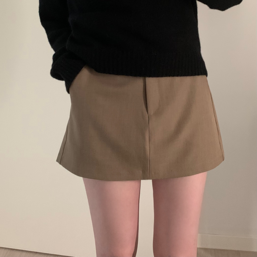 Базовая мини-юбка для осени в лаконичном стиле