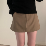 Базовая мини-юбка для осени в лаконичном стиле