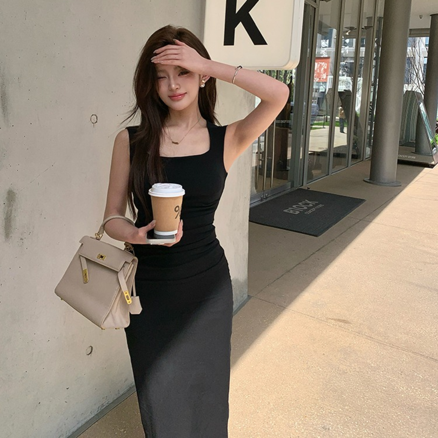 Гладкое облегающее длинное платье без рукавов