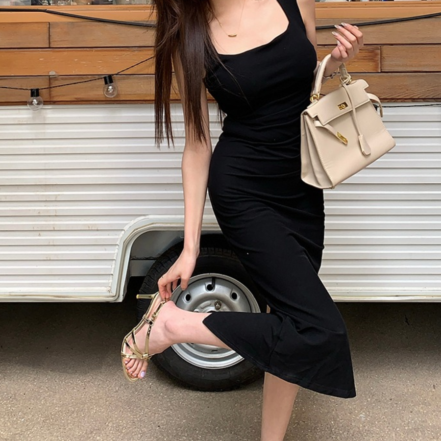 Гладкое облегающее длинное платье без рукавов