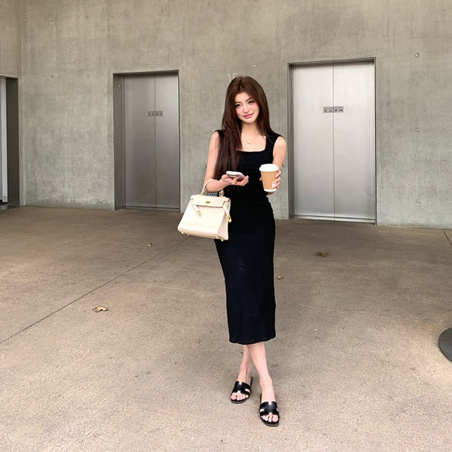 Гладкое облегающее длинное платье без рукавов