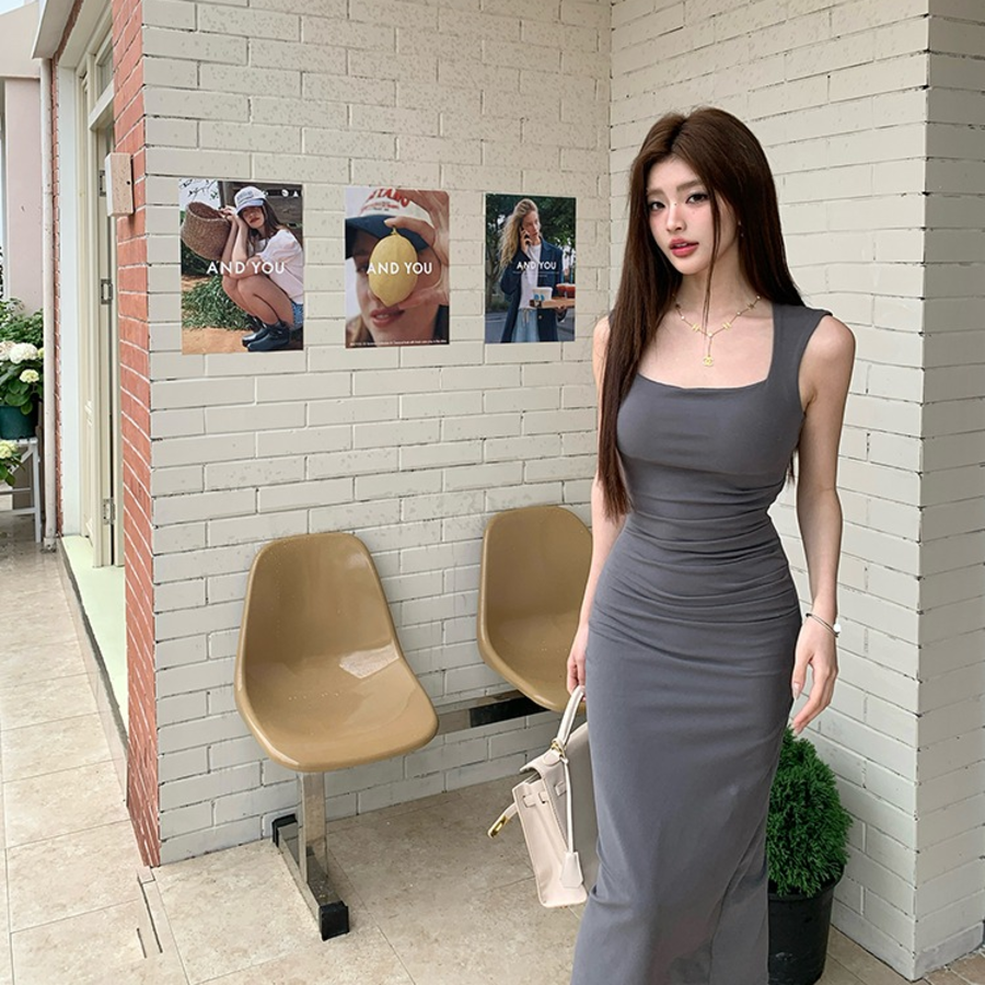 Гладкое облегающее длинное платье без рукавов