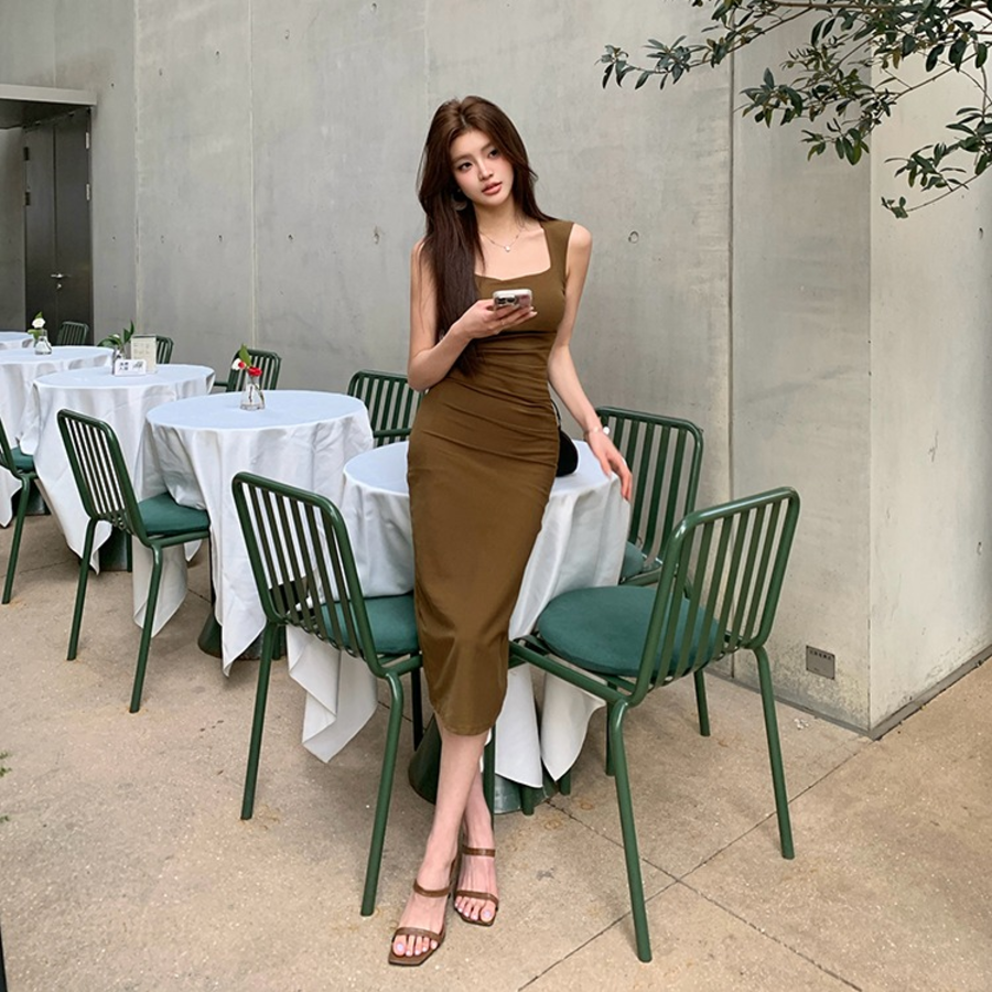 Гладкое облегающее длинное платье без рукавов