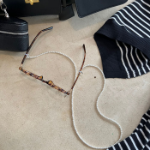 Coco Pearl Eyewear Chain — изящный жемчужный аксессуар для очков