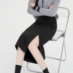 Прямая миди-юбка из плотной ткани с высоким поясом и разрезом