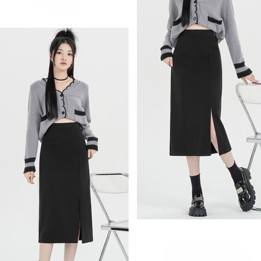 Прямая миди-юбка из плотной ткани с высоким поясом и разрезом