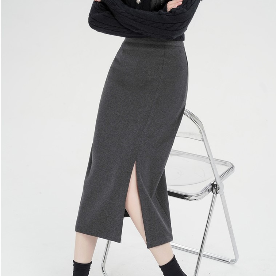 Прямая миди-юбка из плотной ткани с высоким поясом и разрезом