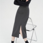 Прямая миди-юбка из плотной ткани с высоким поясом и разрезом