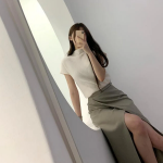 Миди-юбка с запáхом и разрезом в элегантном стиле