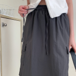 Женская миди-юбка с накладными карманами из нейлона