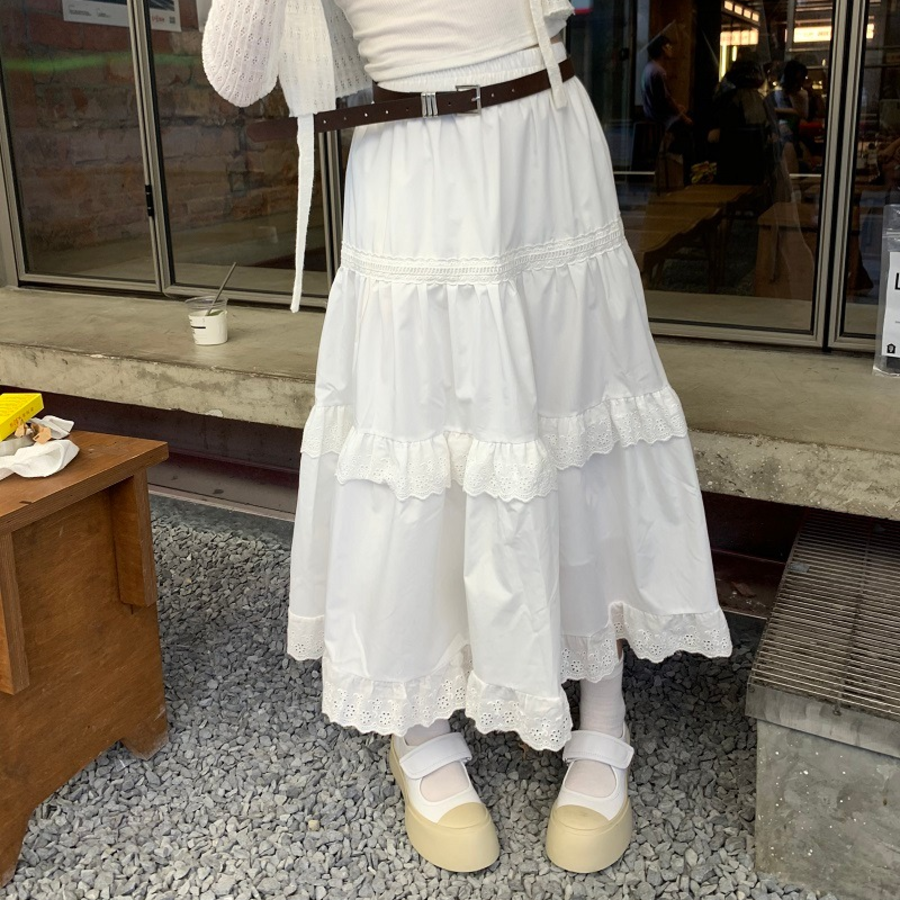 Белая длинная юбка с кружевом и ярусами на резинке