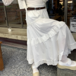 Белая длинная юбка с кружевом и ярусами на резинке