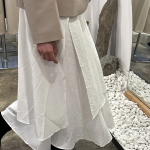 Длинная юбка с эффектом запаха и многослойным дизайном