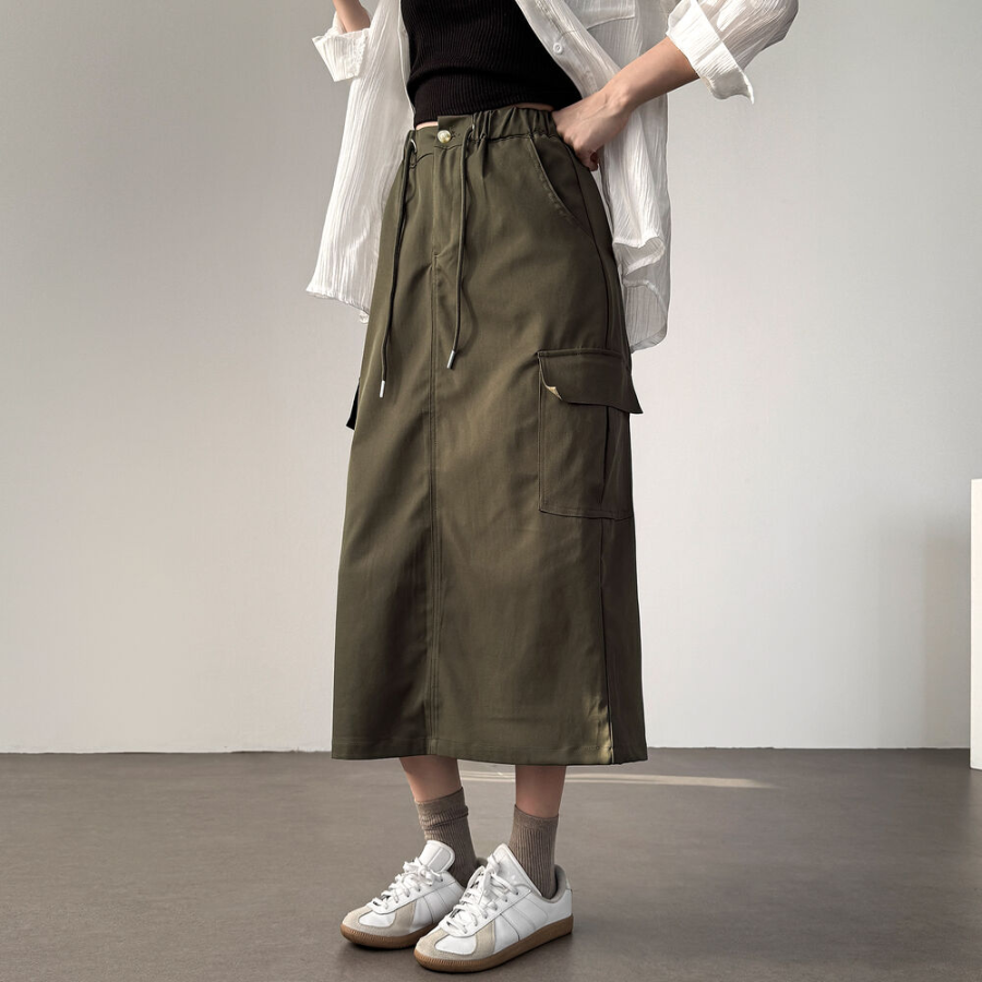 Длинная юбка с карманами и разрезом из нейлона