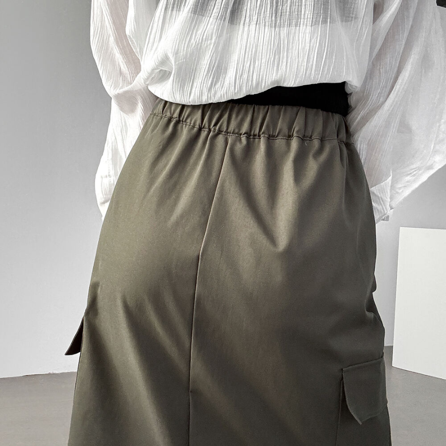 Длинная юбка с карманами и разрезом из нейлона