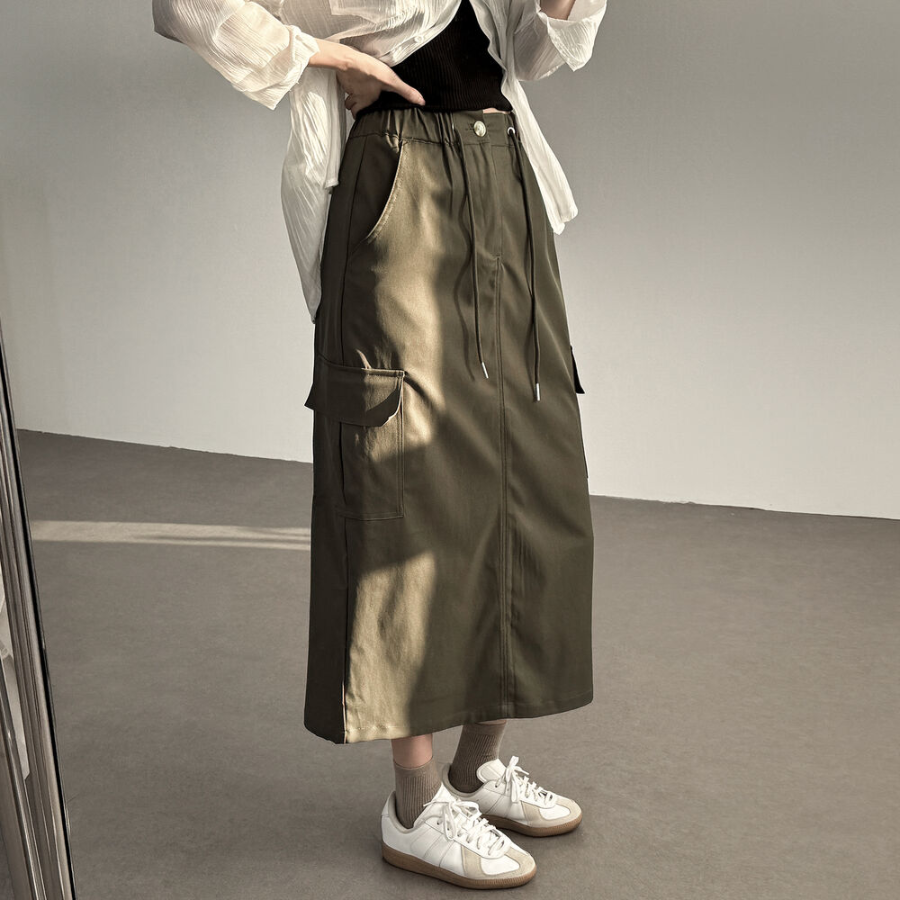 Длинная юбка с карманами и разрезом из нейлона