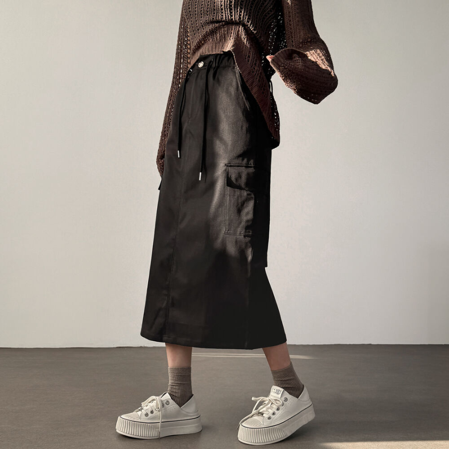 Длинная юбка с карманами и разрезом из нейлона