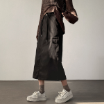 Длинная юбка с карманами и разрезом из нейлона