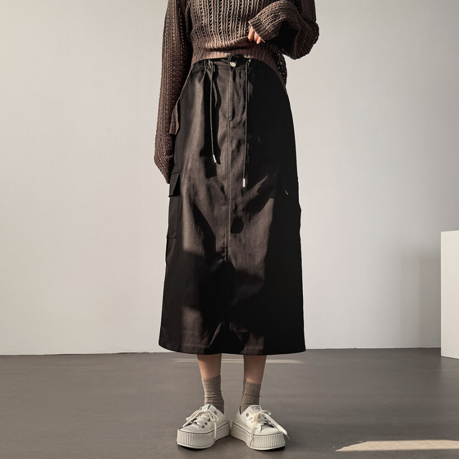 Длинная юбка с карманами и разрезом из нейлона