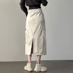 Длинная юбка с карманами и разрезом из нейлона