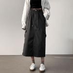 Длинная юбка с карманами и разрезом из нейлона