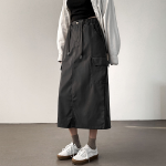 Длинная юбка с карманами и разрезом из нейлона