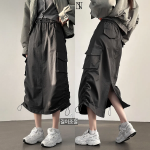 Длинная юбка с карманами карго, разрезом и шнуровкой на сборке