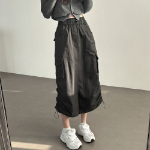 Длинная юбка с карманами карго, разрезом и шнуровкой на сборке