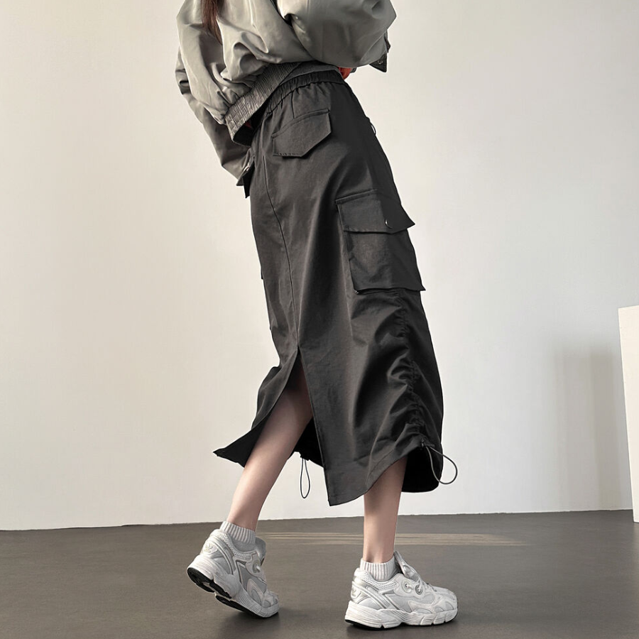 Длинная юбка с карманами карго, разрезом и шнуровкой на сборке