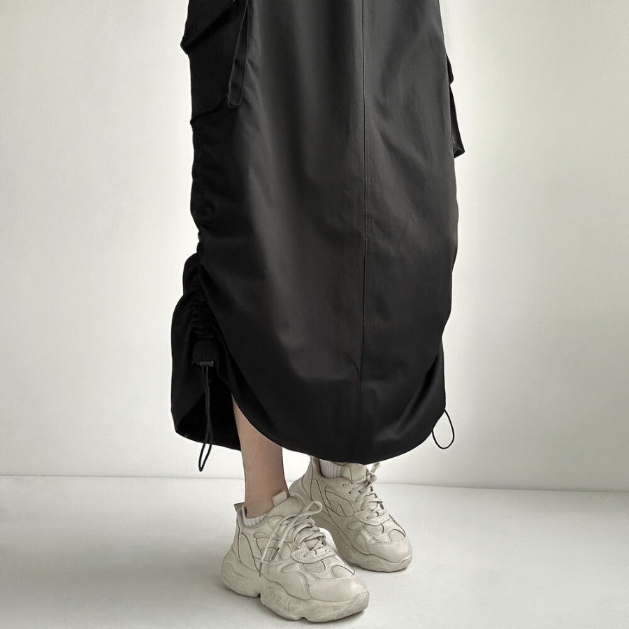 Длинная юбка с карманами карго, разрезом и шнуровкой на сборке