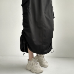 Длинная юбка с карманами карго, разрезом и шнуровкой на сборке