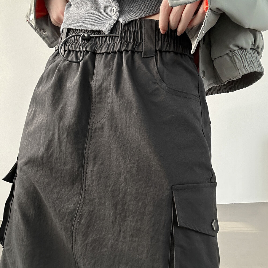 Длинная юбка с карманами карго, разрезом и шнуровкой на сборке