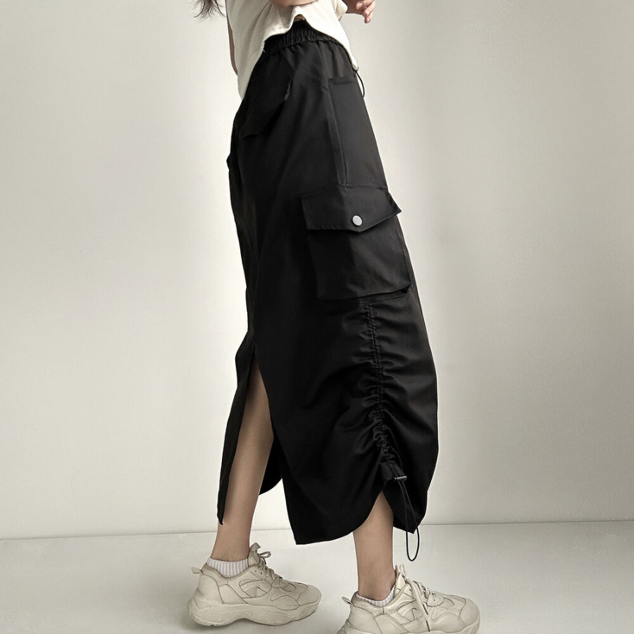 Длинная юбка с карманами карго, разрезом и шнуровкой на сборке