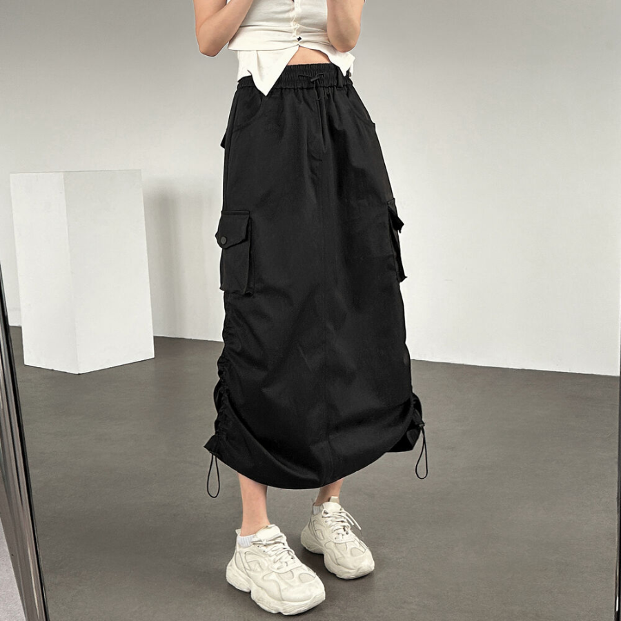 Длинная юбка с карманами карго, разрезом и шнуровкой на сборке