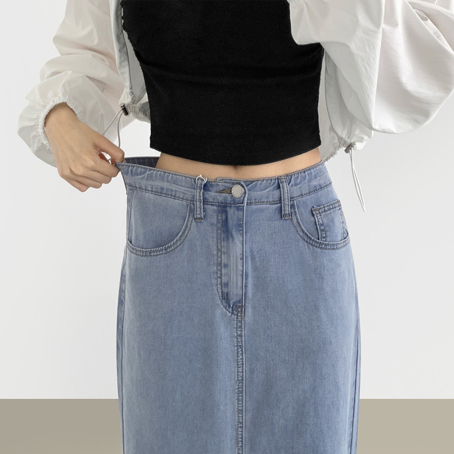 Летняя джинсовая юбка H-силуэта из тенсела с разрезом сзади и стрейчем по всей длине