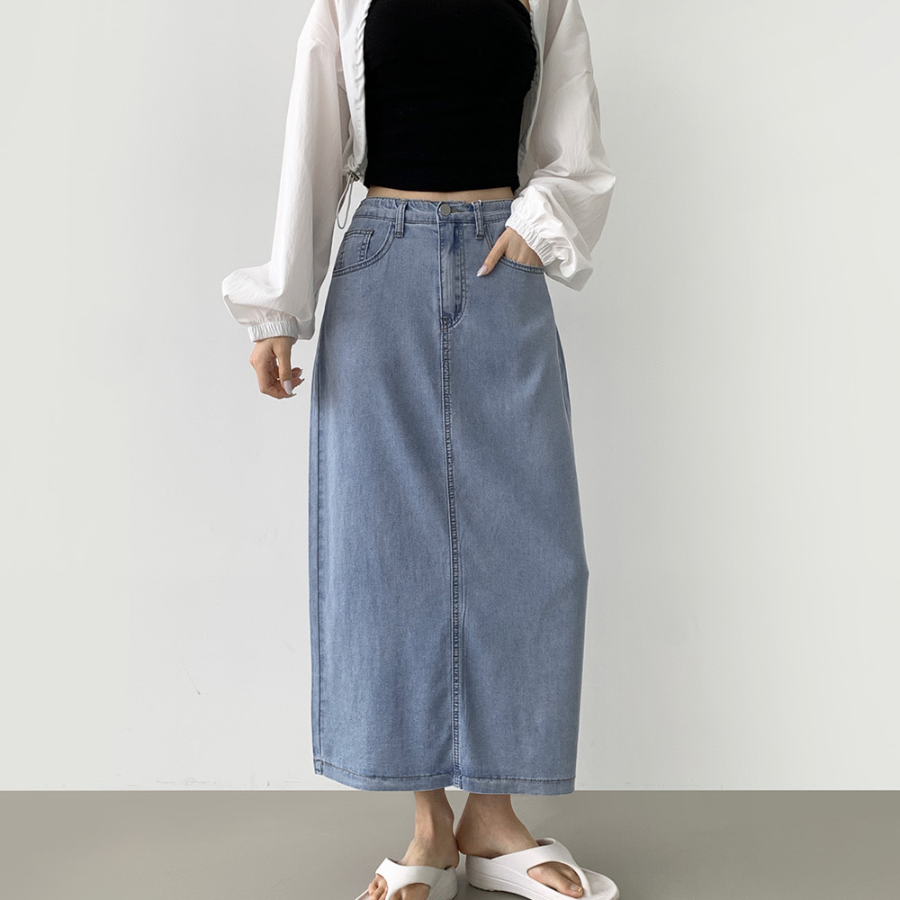 Летняя джинсовая юбка H-силуэта из тенсела с разрезом сзади и стрейчем по всей длине