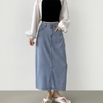 Летняя джинсовая юбка H-силуэта из тенсела с разрезом сзади и стрейчем по всей длине