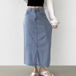 Летняя джинсовая юбка H-силуэта из тенсела с разрезом сзади и стрейчем по всей длине