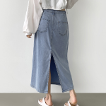 Летняя джинсовая юбка H-силуэта из тенсела с разрезом сзади и стрейчем по всей длине