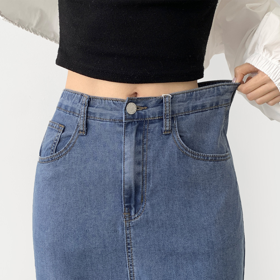 Летняя джинсовая юбка H-силуэта из тенсела с разрезом сзади и стрейчем по всей длине