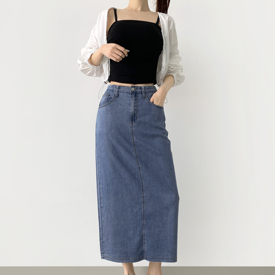 Летняя джинсовая юбка H-силуэта из тенсела с разрезом сзади и стрейчем по всей длине