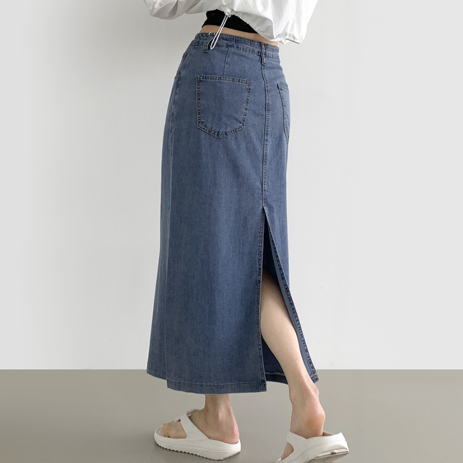 Летняя джинсовая юбка H-силуэта из тенсела с разрезом сзади и стрейчем по всей длине