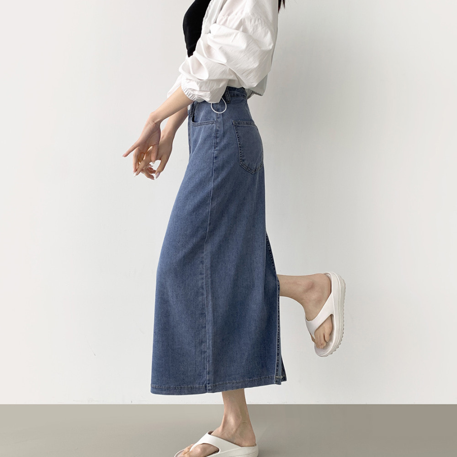 Летняя джинсовая юбка H-силуэта из тенсела с разрезом сзади и стрейчем по всей длине