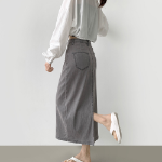 Летняя джинсовая юбка H-силуэта из тенсела с разрезом сзади и стрейчем по всей длине