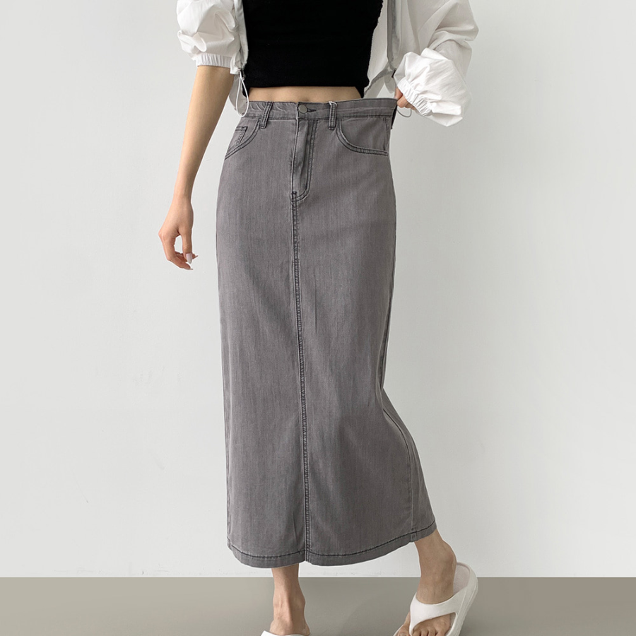 Летняя джинсовая юбка H-силуэта из тенсела с разрезом сзади и стрейчем по всей длине