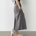 Летняя джинсовая юбка H-силуэта из тенсела с разрезом сзади и стрейчем по всей длине