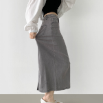 Летняя джинсовая юбка H-силуэта из тенсела с разрезом сзади и стрейчем по всей длине