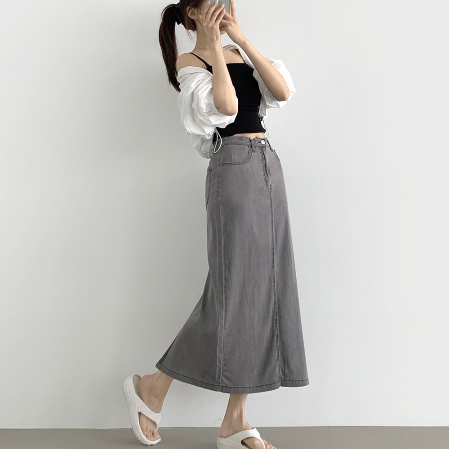 Летняя джинсовая юбка H-силуэта из тенсела с разрезом сзади и стрейчем по всей длине