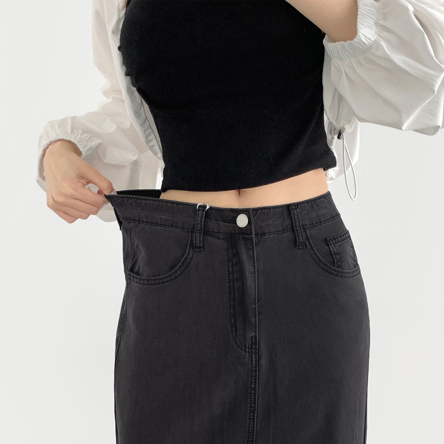 Летняя джинсовая юбка H-силуэта из тенсела с разрезом сзади и стрейчем по всей длине